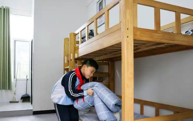 赤色血脉校园把山顶的革命留念亭转化为可感可触的德育讲堂