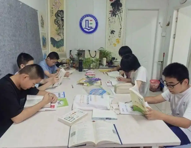 芳华的热血文明书香滋润学生假期日子七年级三班打造运动 芳华的热血文明书香滋润学生假期日子七年级三班打造运动