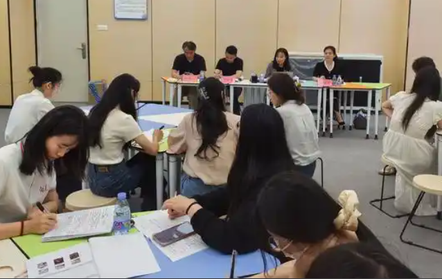 秉承大学的实践嵌入式培育理念为学生供给紧贴工作实践的学习时机